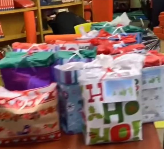 FDL Xstmas gifts table.jpg (206 KB)